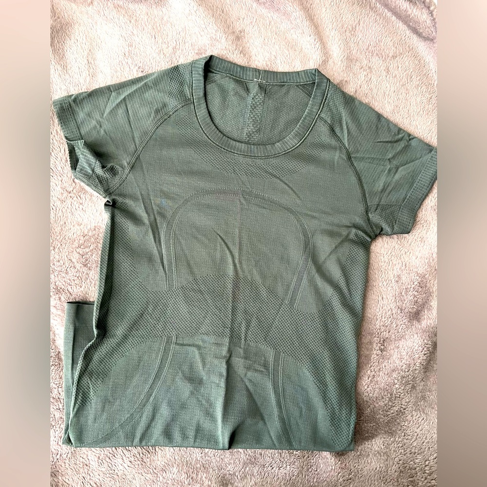 Lulu Lemon Swiftly Tech Short Sleeve. Size 4.